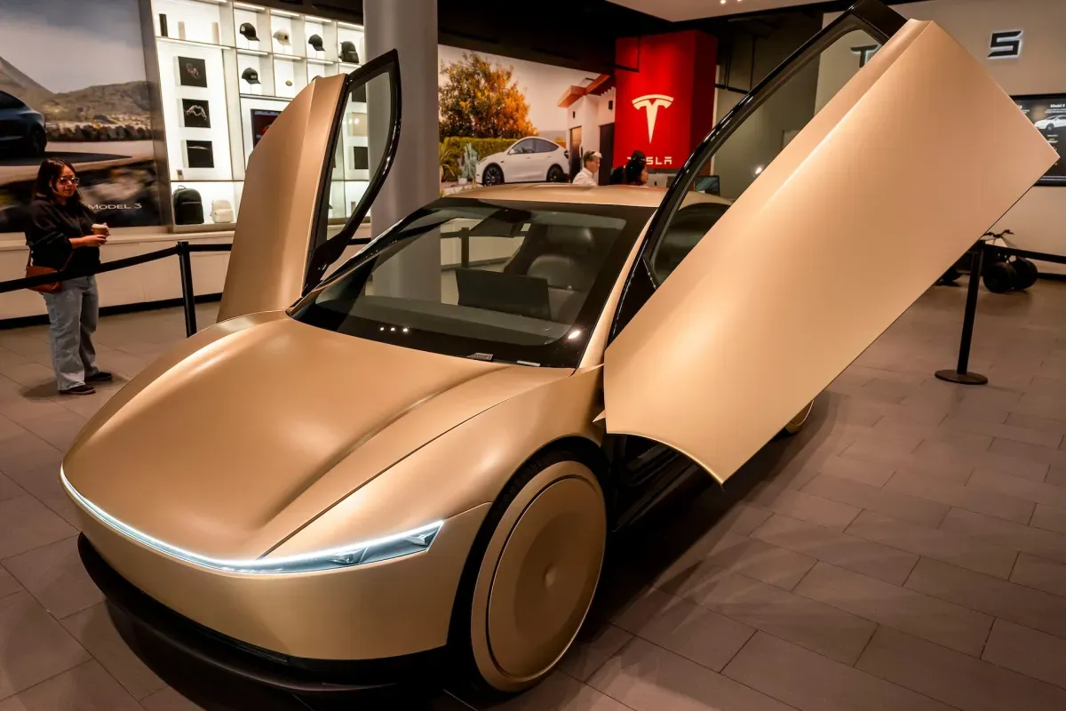 Tesla, Austin'de Direksiyon Simidi veya Pedalları Olmayan Cybercab'i Test Ediyor