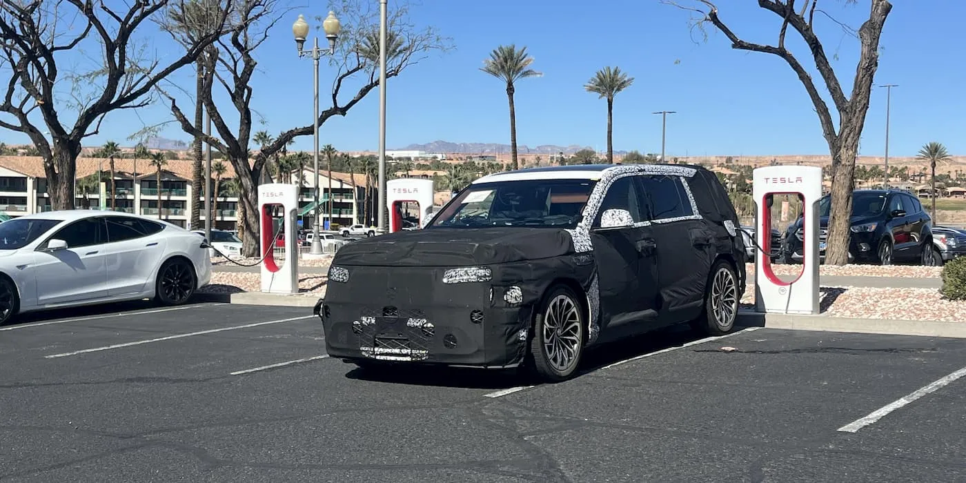 Genesis GV90 Tesla Supercharger'da şarj olurken