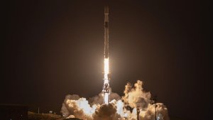 SpaceX, California'dan 24 Starlink Uydusu Yörüngeye Gönderdi
