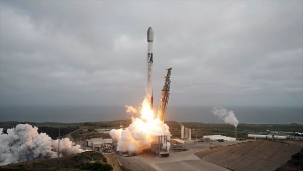SpaceX, Falcon 9 Fırlatmasıyla 24 Starlink Uydusunu Dünya Yörüngesine Gönderdi
