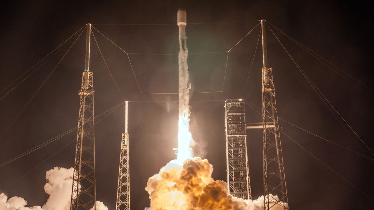 SpaceX, 15.000 Pound'lık SiriusXM Uyduyu Florida'dan Yörüngeye Uğurladı