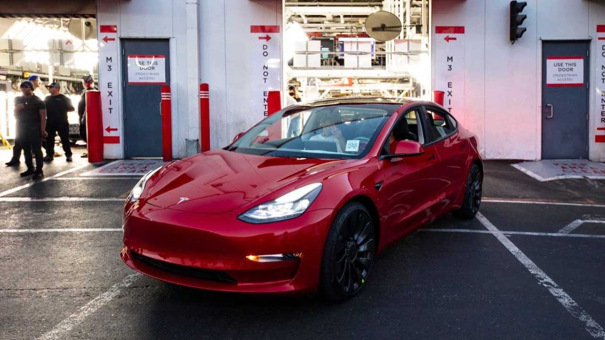 Kiralık Olarak Kullanılan Tesla'nın Bataryası Ağır Hasar Gördü — Sonra Bozulma Yavaşladı