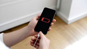 Telefon şarj aletiniz fişte takılıyken boşa elektrik harcıyor mu?
