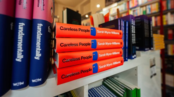 'Careless People' Yazarı Meta'yı İhbarcıyı Cezalandırmakla Suçuyor