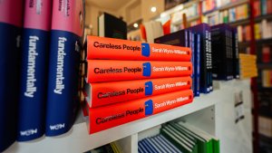 'Careless People' Yazarı Meta'yı İhbarcıyı Cezalandırmakla Suçuyor