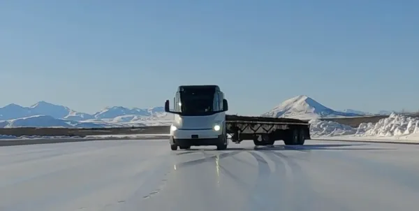 Musk: Tesla Semi'nin Otonom Sürüşü Bir Yıl Uzakta, Yani Kamyoncular Rahat Olsun