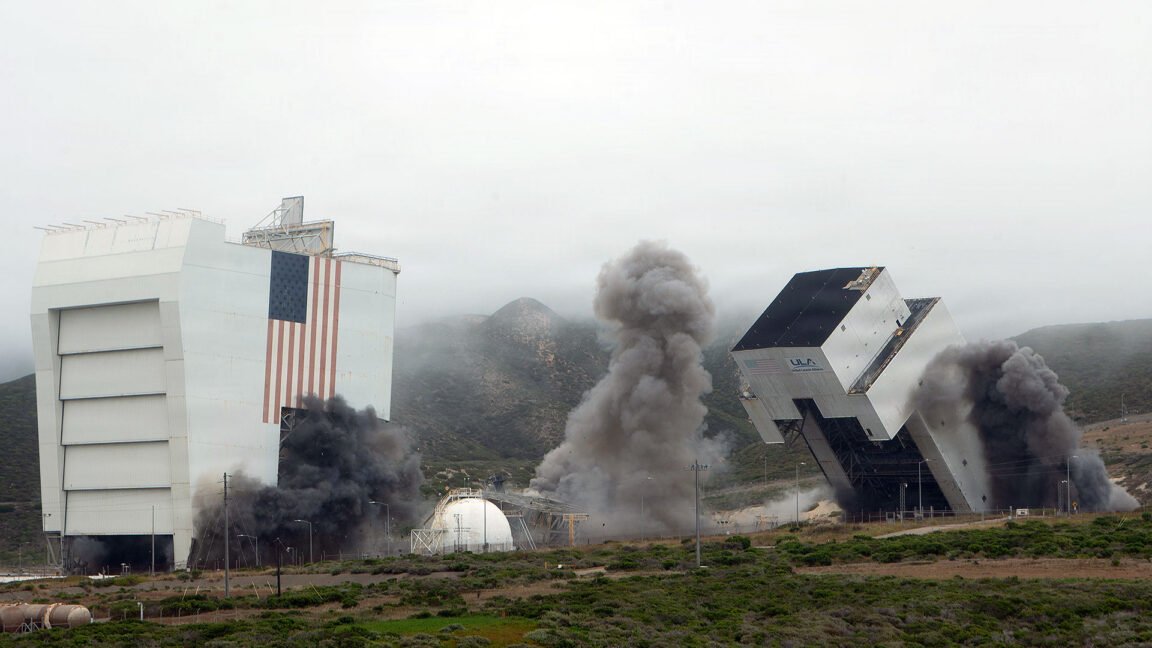 SpaceX, Uzay Mekiği için İnşa Edilen Vandenberg Kulelerini Yıktı