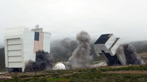 SpaceX, Uzay Mekiği için İnşa Edilen Vandenberg Kulelerini Yıktı