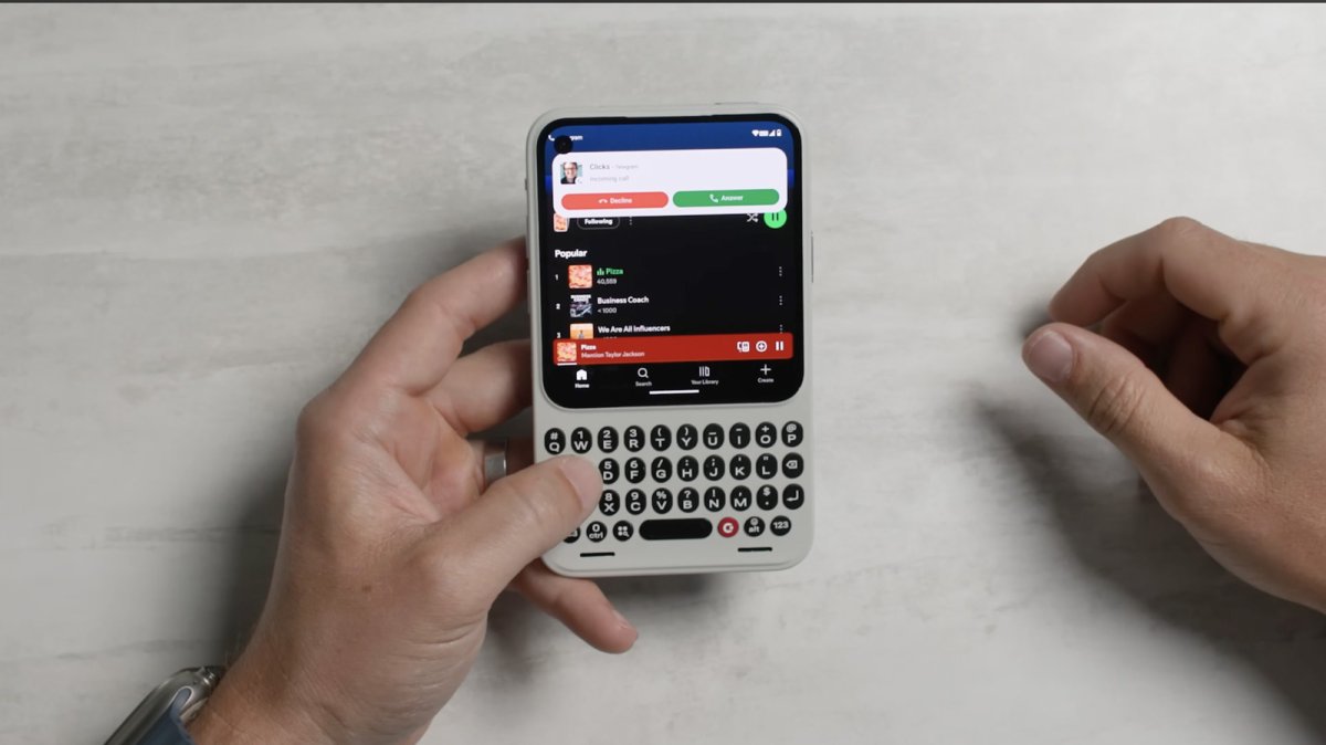 Clicks, Blackberry benzeri klavyeli Communicator akıllı telefonunu tanıttı