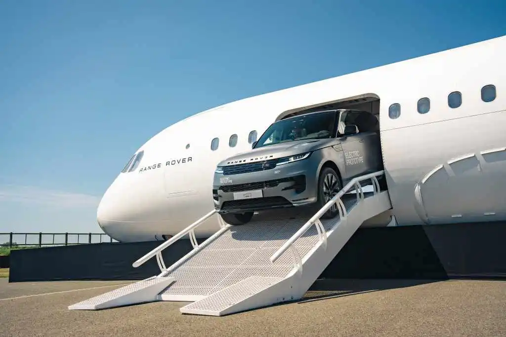 Range Rover Sport Electric yan görünüm