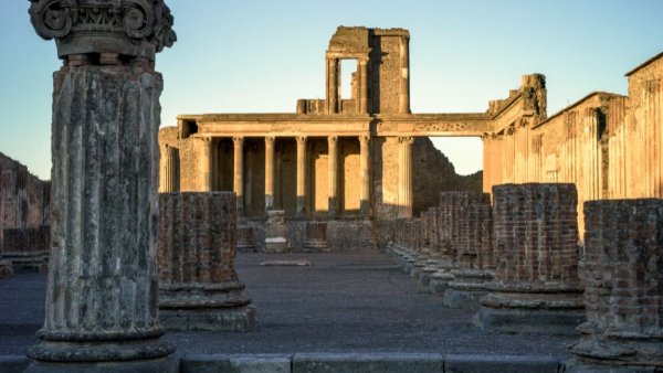 Tom Hiddleston Pompeii'nin Son Gününe Rehberlik Ediyor