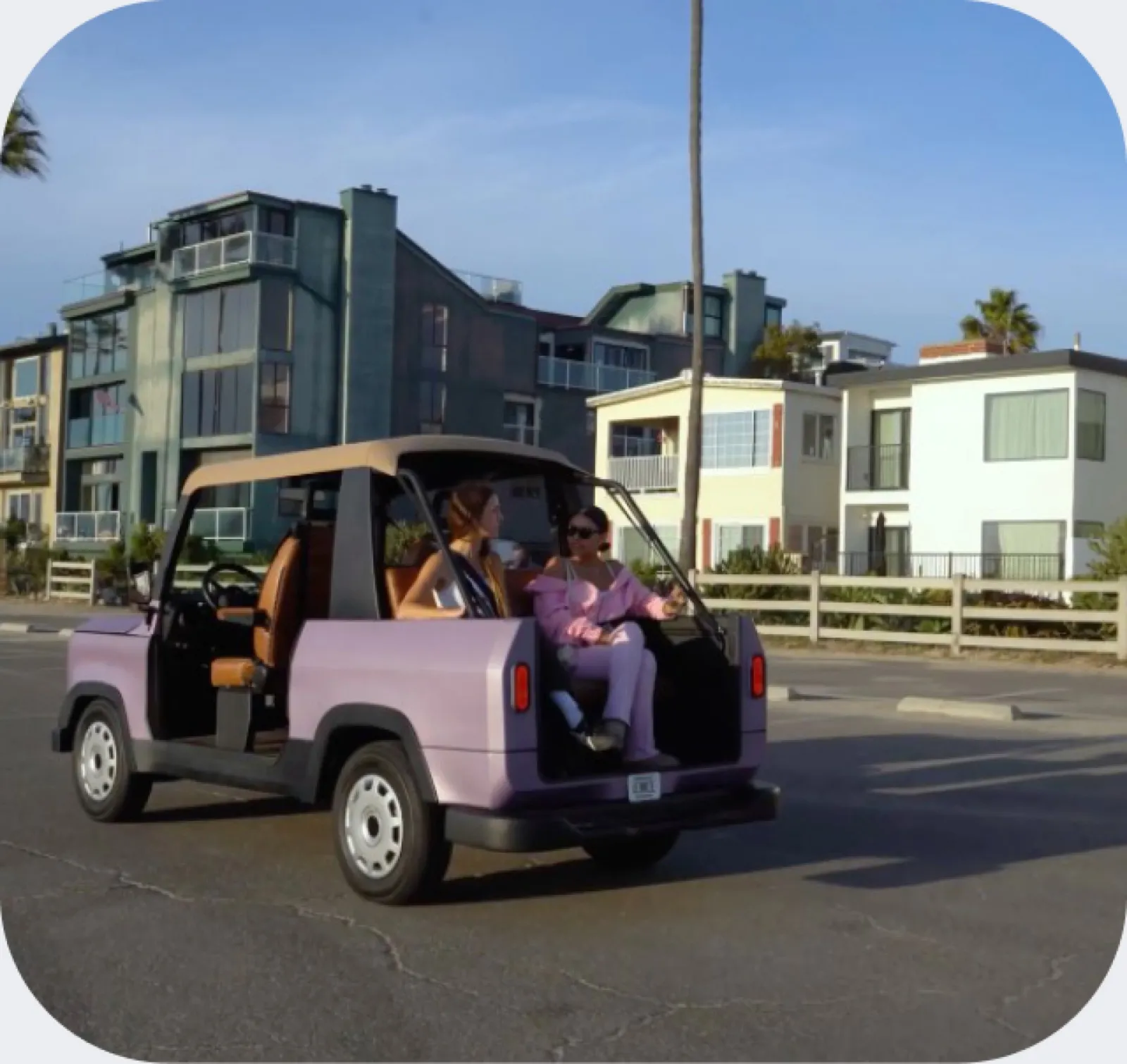 Sahil caddesinde park etmiş mor bir Chip Motors LUV