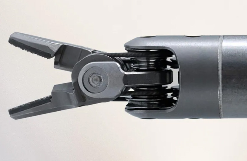 Ottava cerrahi robotunun iki işlevli iğne sürücü aleti.