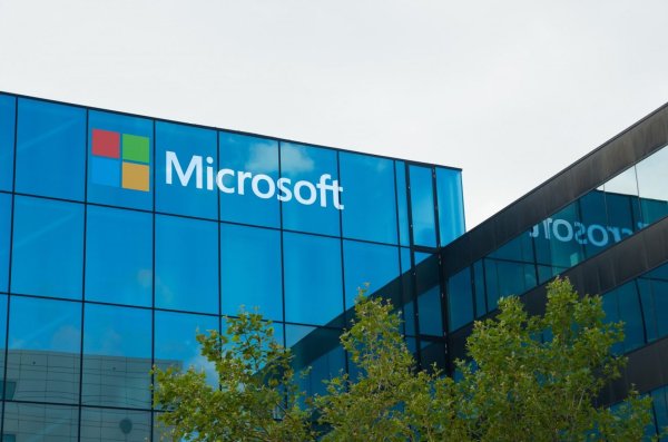 Microsoft'un Yapay Zeka Kazancı Hisseleri Yükseltirken Bitcoin 64.000 Doların Yakınında Seyrediyor