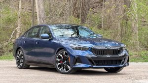 2027 BMW i5 Daha Uzun Menzille Geliyor, Tesla Model S Sahneden Çekilirken