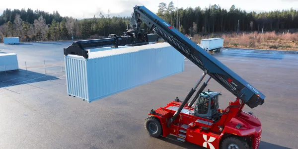 Kalmar Çin'de Dev Elektrikli Reach Stacker'lar Üretip Satıyor