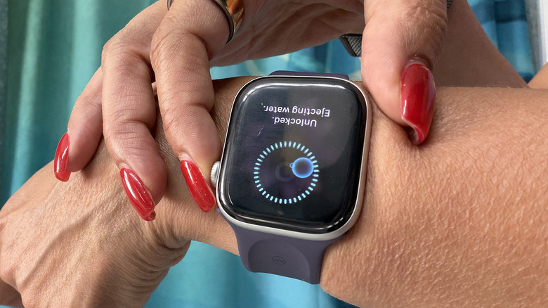 Apple Watch'tan su tahliye eden parmaklar.