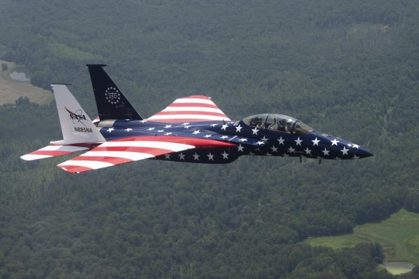 NASA'nın Jetleri 250. Yıl İçin Kırmızı, Beyaz ve Maviye Boyandı
