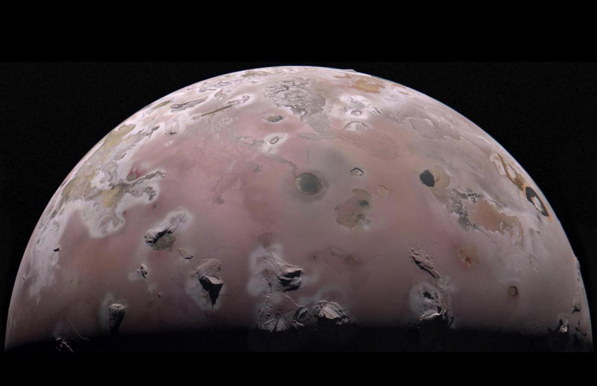 NASA'nın Juno'su Jüpiter'in Ateşli Uydusu Io'nun Sıcaklığını Ölçtü