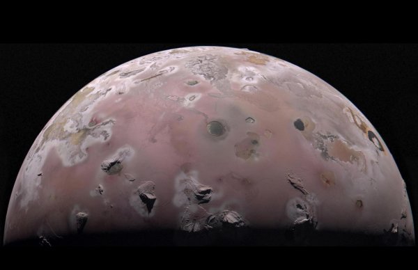 NASA'nın Juno'su Jüpiter'in Ateşli Uydusu Io'nun Sıcaklığını Ölçtü