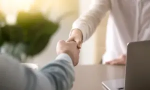 Kaliforniya'da Yapay Zeka İşe Alım Araçlarına Sıkı Denetim: Irk Ayrımcılığı İddiaları Mercek Altında