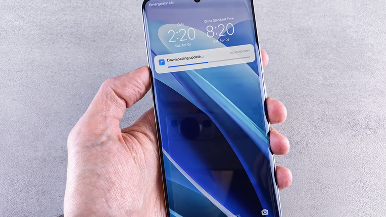 Android telefonunda güncelleme indiren bir adam