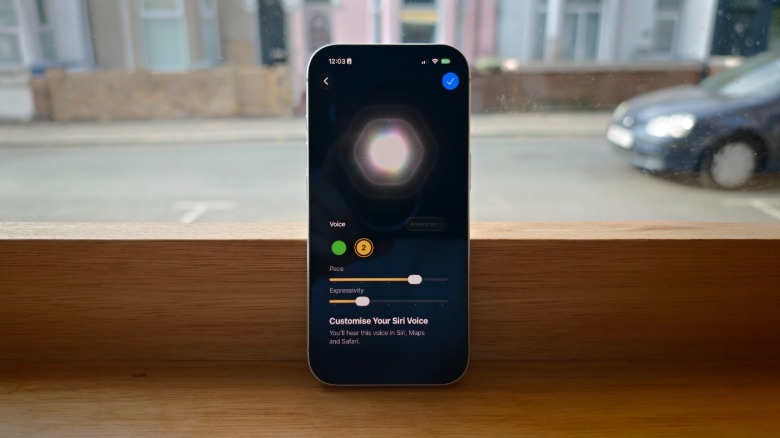 iOS 27'de Siri için yeni etkileyici ses arayüzünü gösteren bir iPhone