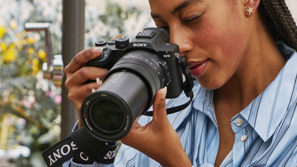 Sony RX10 V Süper Zoom Kamera Geldi