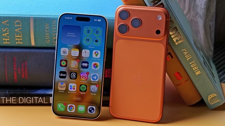 iPhone 17 Pro ve 17 Pro Max kitaplarla birlikte masada