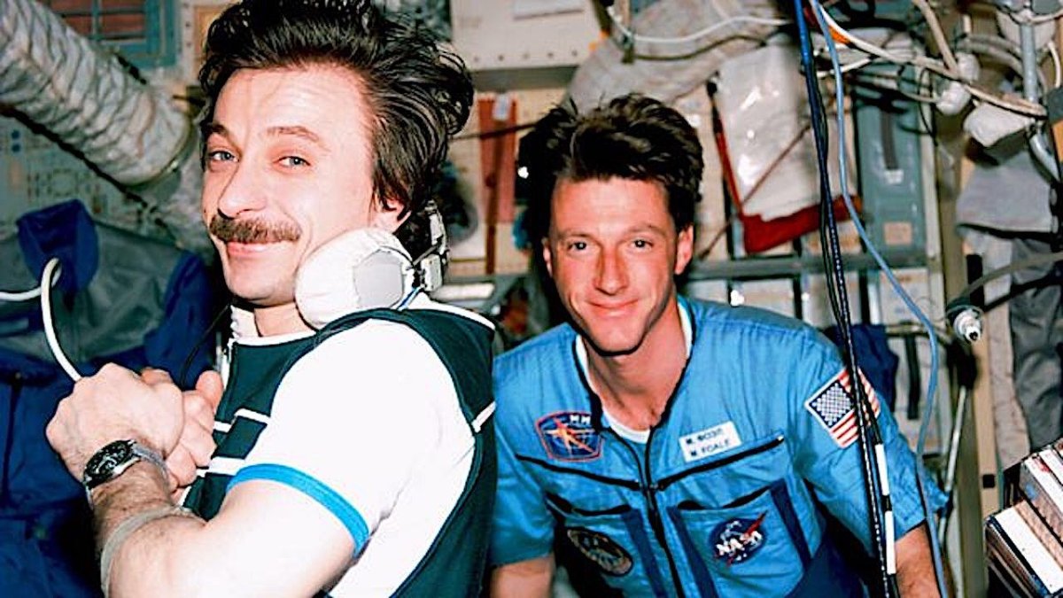 Astronot Michael Foale ile 1997 Mir Uzay İstasyonu Krizi Üzerine Söyleşi: 'Çarpışmanın Tüm Suçunu Omuzlarına Aldı'