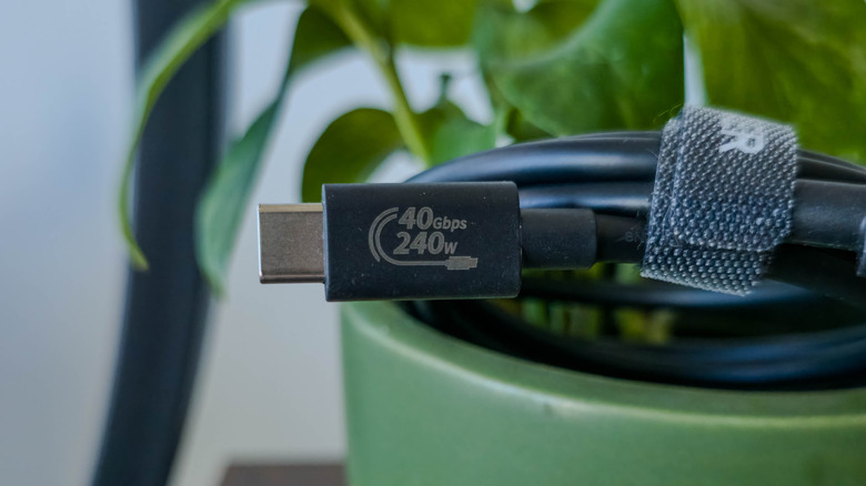 USB4 kablosu üzerinde 40Gbps 240W etiketi