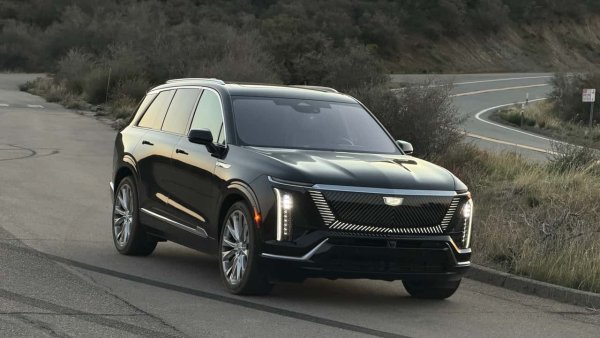 Cadillac, Çocukların Sıkışma Riskine Karşı 14.000'den Fazla Vistiq Elektrikli SUV'u Geri Çağırıyor