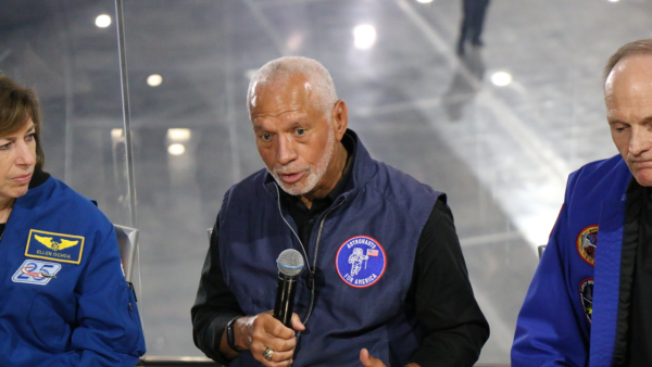 NASA'nın Emekli Astronotları Gençleri Oy Vermeye Teşvik İçin Yollara Döküldü: 'Senin İçin Küçük Bir Adım, Ülkemiz İçin Dev Bir Sıçrama'