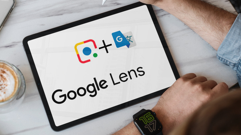 Bir tablette Google Lens logosu