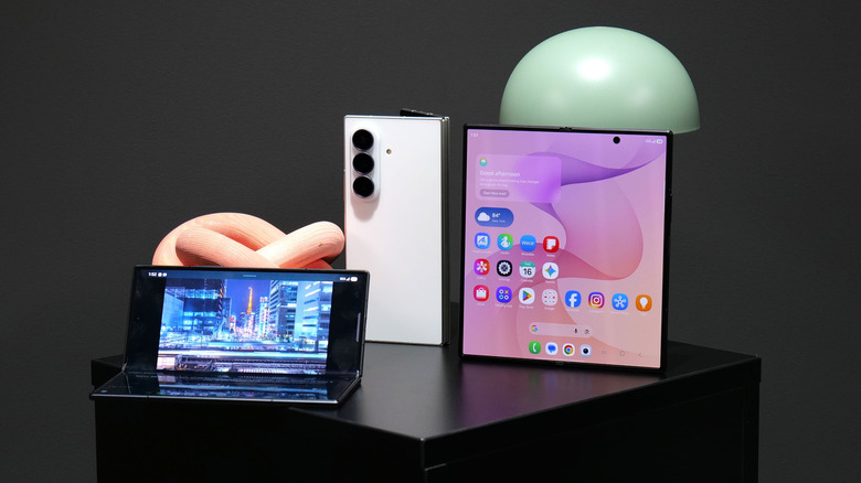 Galaxy Z Fold 8 Ultra katlanabilir akıllı telefon çeşitli yönelimlerde.