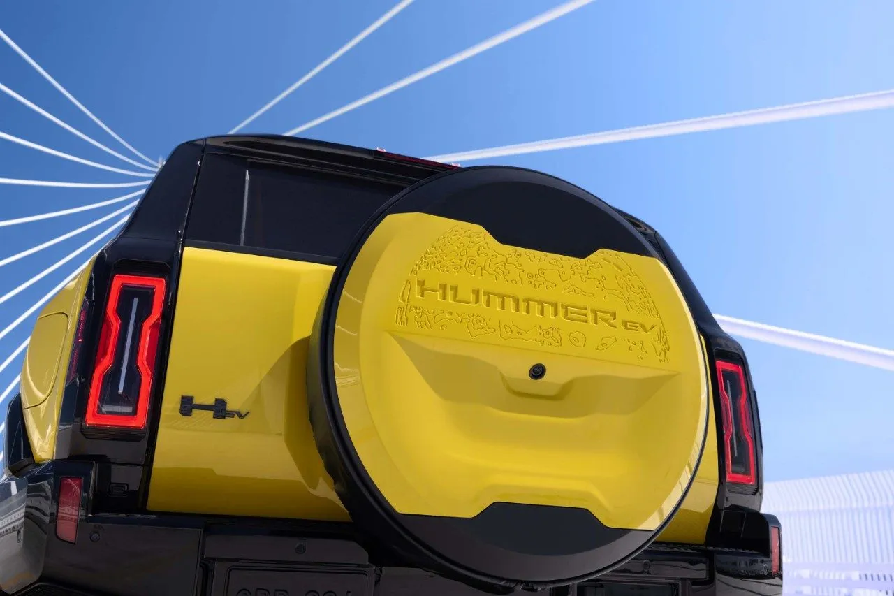 GMC HUMMER EV ICON | 25 SUV rear three-quarter view