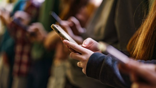 15 Yaş Altı Çocuklar için Sosyal Medya Yasağı