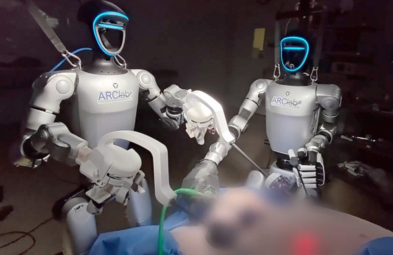 Ameliyathanede yan yana duran iki insansı robot