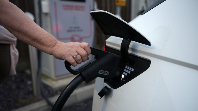 Bir kişi elektrikli araç şarj ediyor