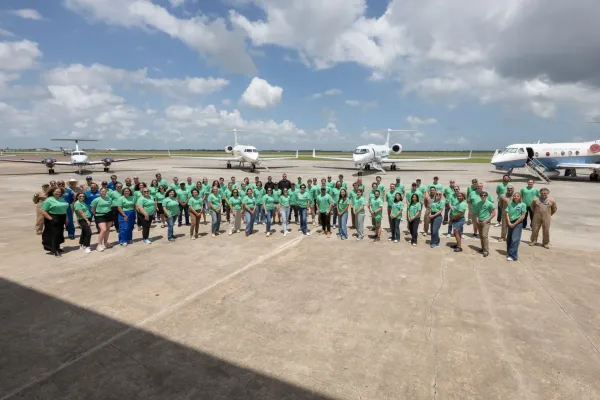 NASA Öğrencileri Ellington Field'da Atmosfer Bilimi Hakkında Uçakla Eğitim Aldı