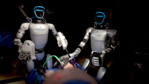 Cerrahların Yönettiği İnsansı Robotlar Canlı Domuzlarda Dünyada Bir İlke İmza Attı