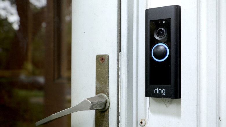 Kapı yakınına monte edilmiş Ring Kapı Zili kamerası