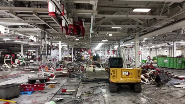 Tesla, Model S Fabrikasını Robot Üretimine Dönüştürdü: İşte Süreç