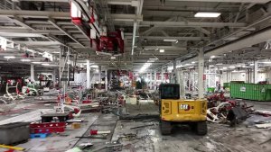 Tesla, Model S Fabrikasını Robot Üretimine Dönüştürdü: İşte Süreç