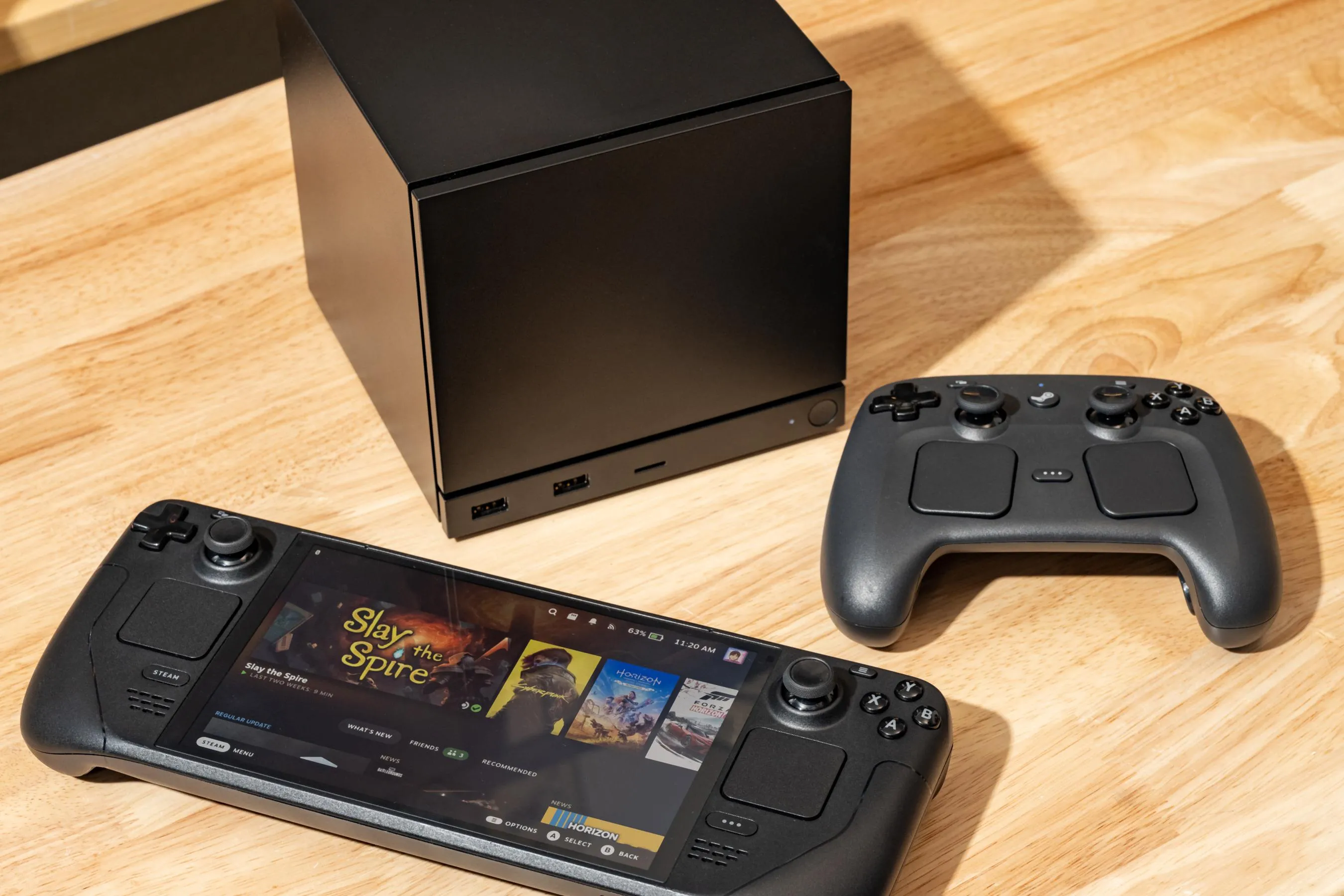 Steam Machine'in farklı bir açıdan görünümü.