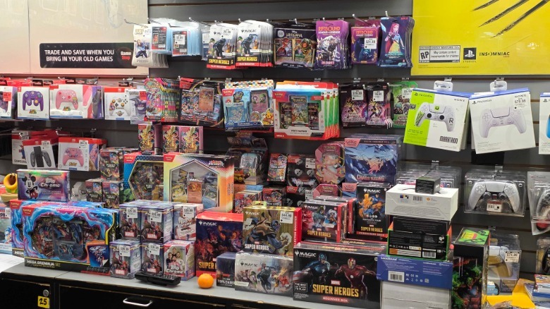 GameStop'ta satılmayı bekleyen TCG ürünleri