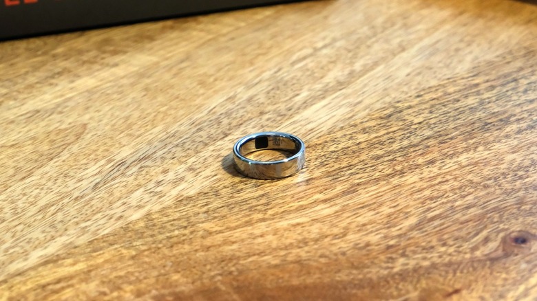 Oura Ring 5 bir masa üzerinde