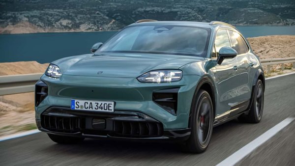 Porsche'nin 2.700 Kiloluk Elektrikli Cayenne'i Süper Otomobilleri 60 Mil/Saat Hızına Kadar Geçti