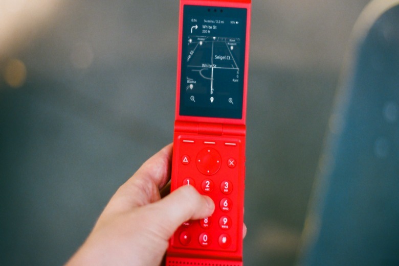 Kırmızı bir Light Flip telefon.