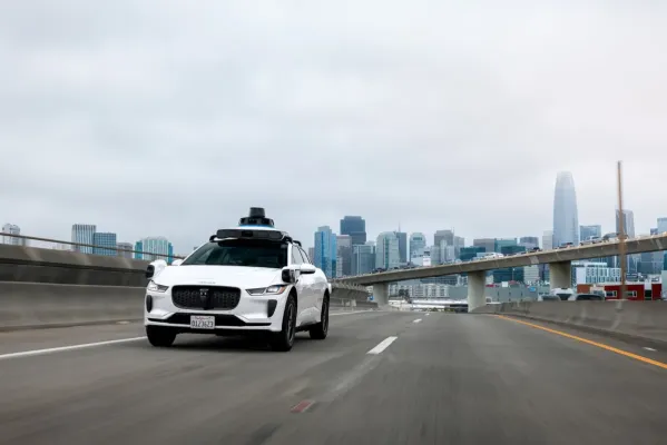 Waymo Robotaksileri Otoyollara Geri Dönmeye Başlıyor
